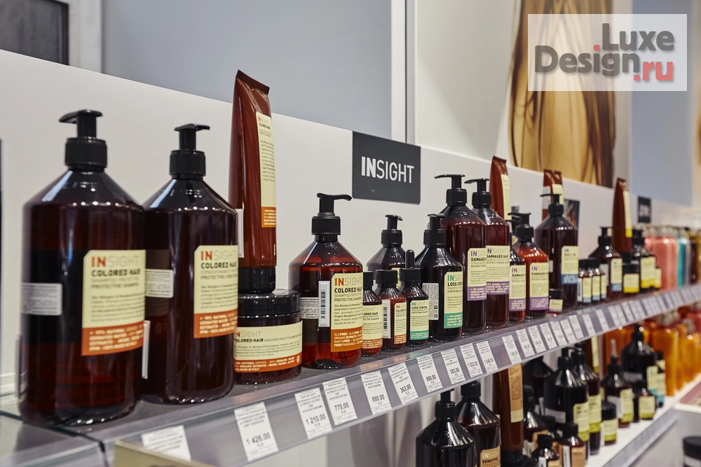 Дизайн интерьера торгового комплекса "Эффектный магазин косметики Космеmиk Pro в Челябинске" (фото 11)