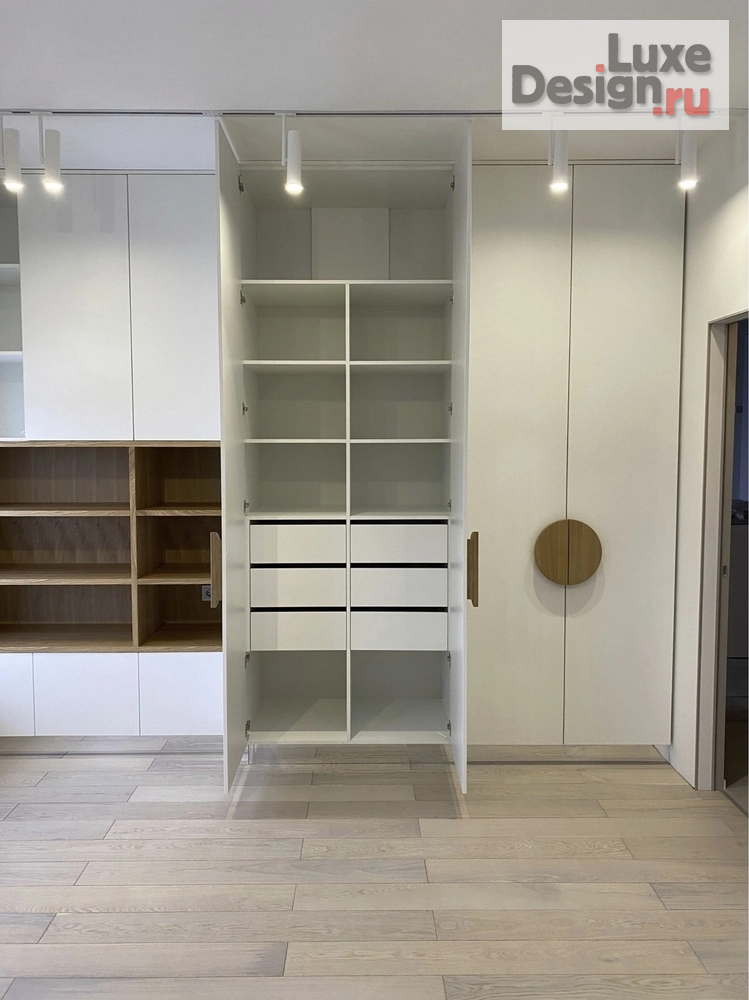 Дизайн интерьера трехкомнатной квартиры "Минимализм с теплым шпоном." (фото 11)